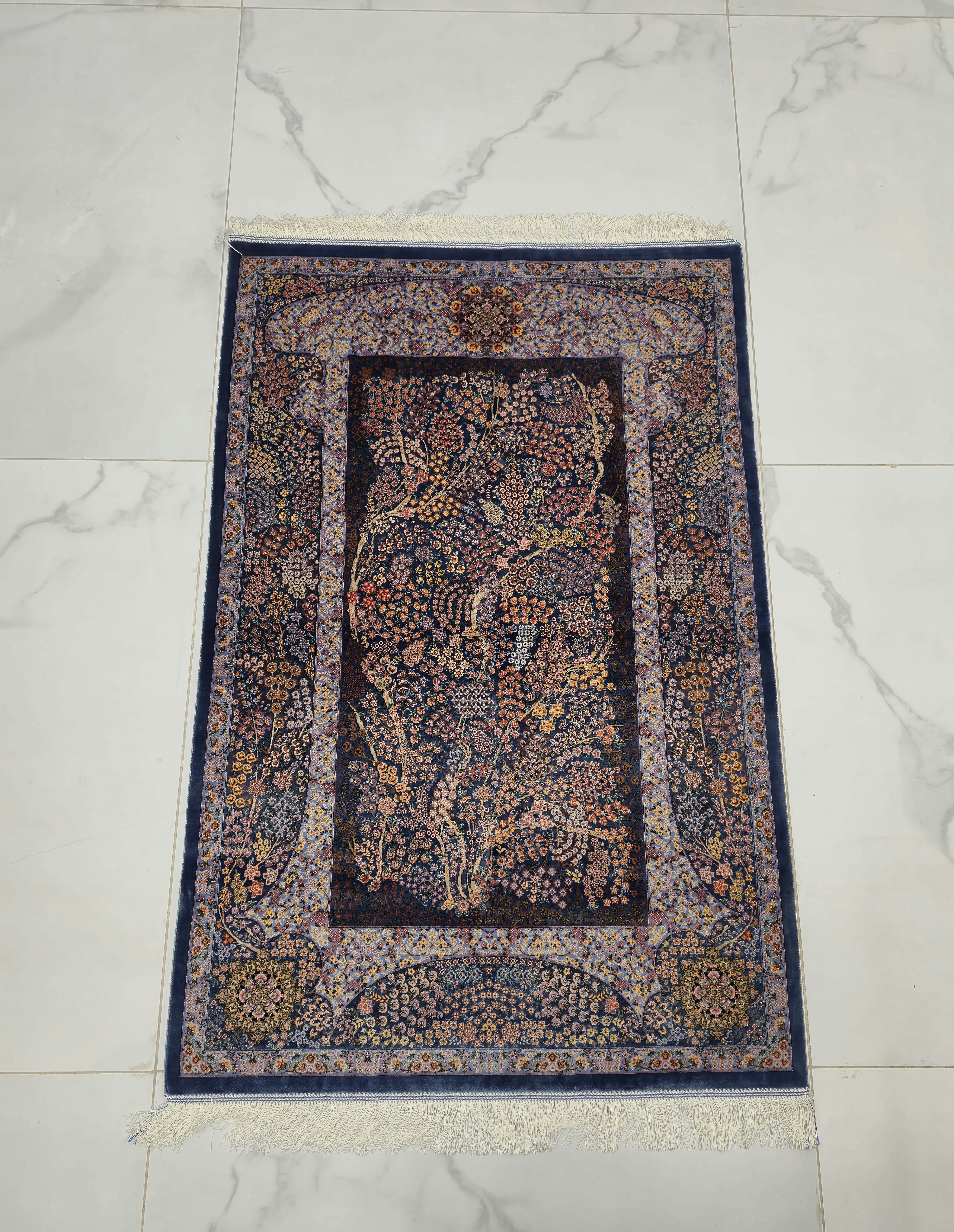 فرش ابریشیم دست بافت 1در 1.5 طرح باغ بهشت