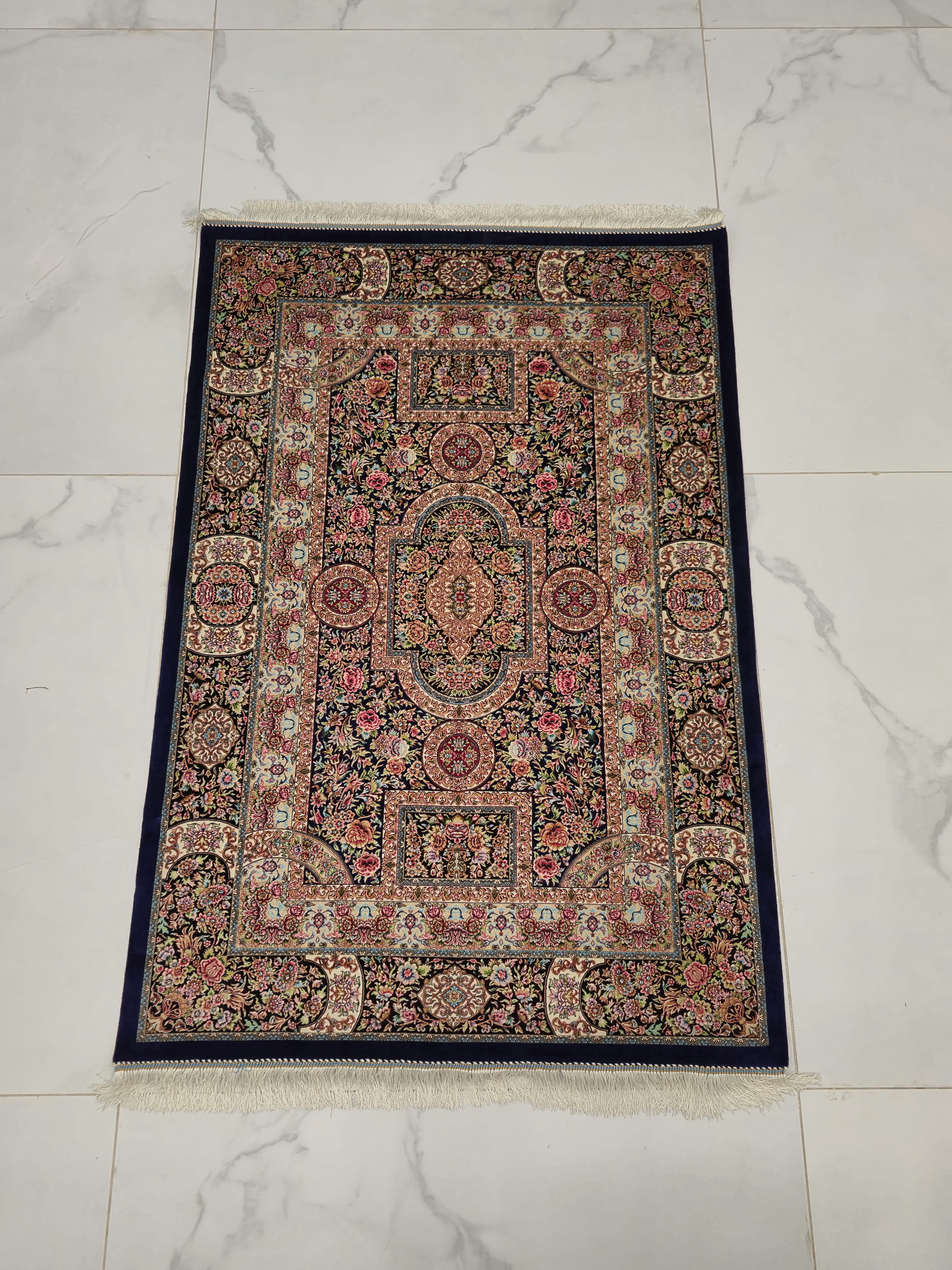 فرش تمام  ابریشیم  ماشینی ۱۷۰۰ شانه 1در 1.5 طرح بهاران