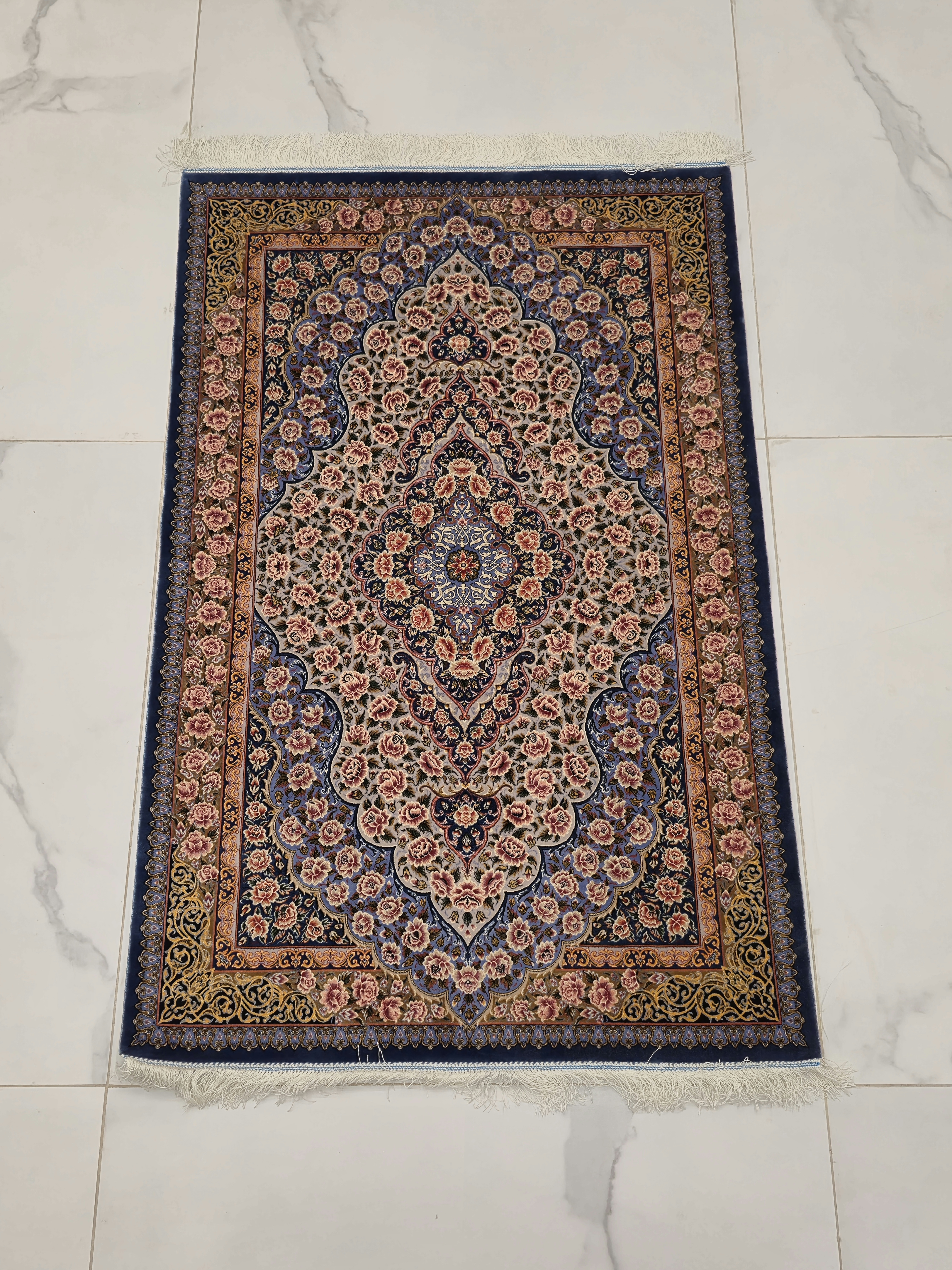 فرش تمام  ابریشم ماشینی ۱۷۰۰ شانه   1در 1.5 طرح شاخه نبات