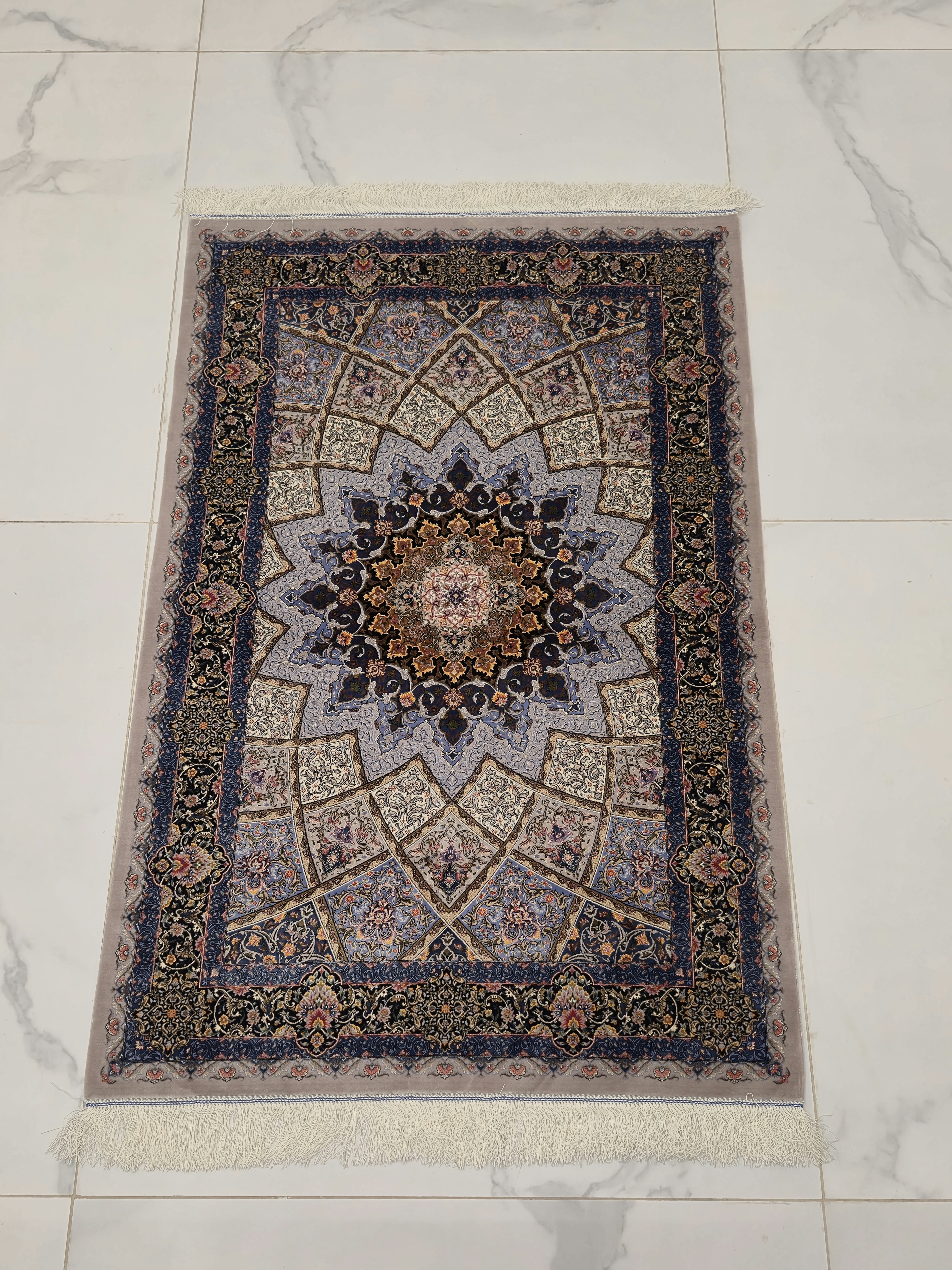 فرش تمام  ابریشم ماشینی ۱۷۰۰ شانه   1در 1.5 طرح زیر گنبدی