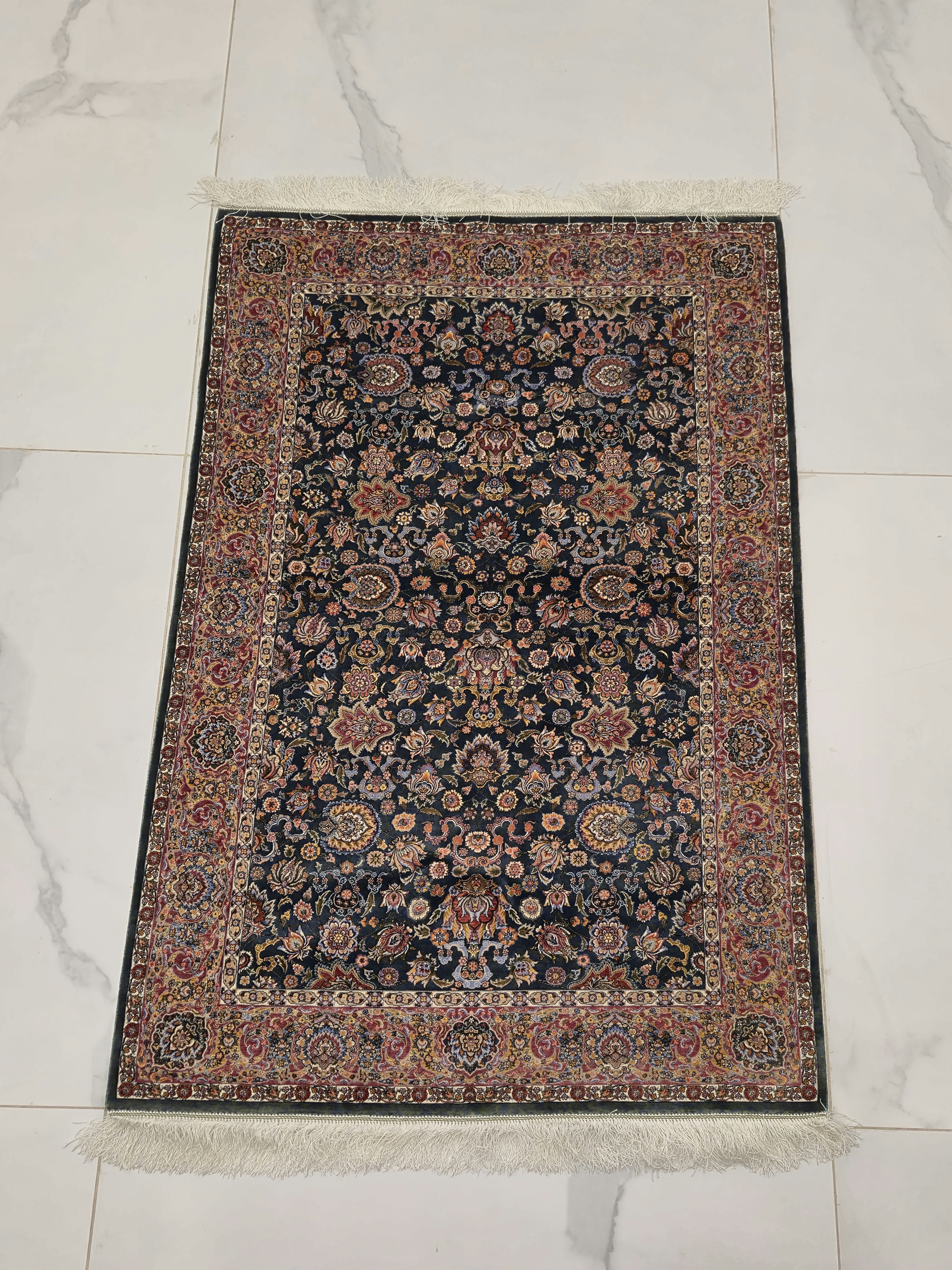 فرش تمام  ابریشم ماشینی ۱۷۰۰ شانه   1در 1.5 طرح یگانه