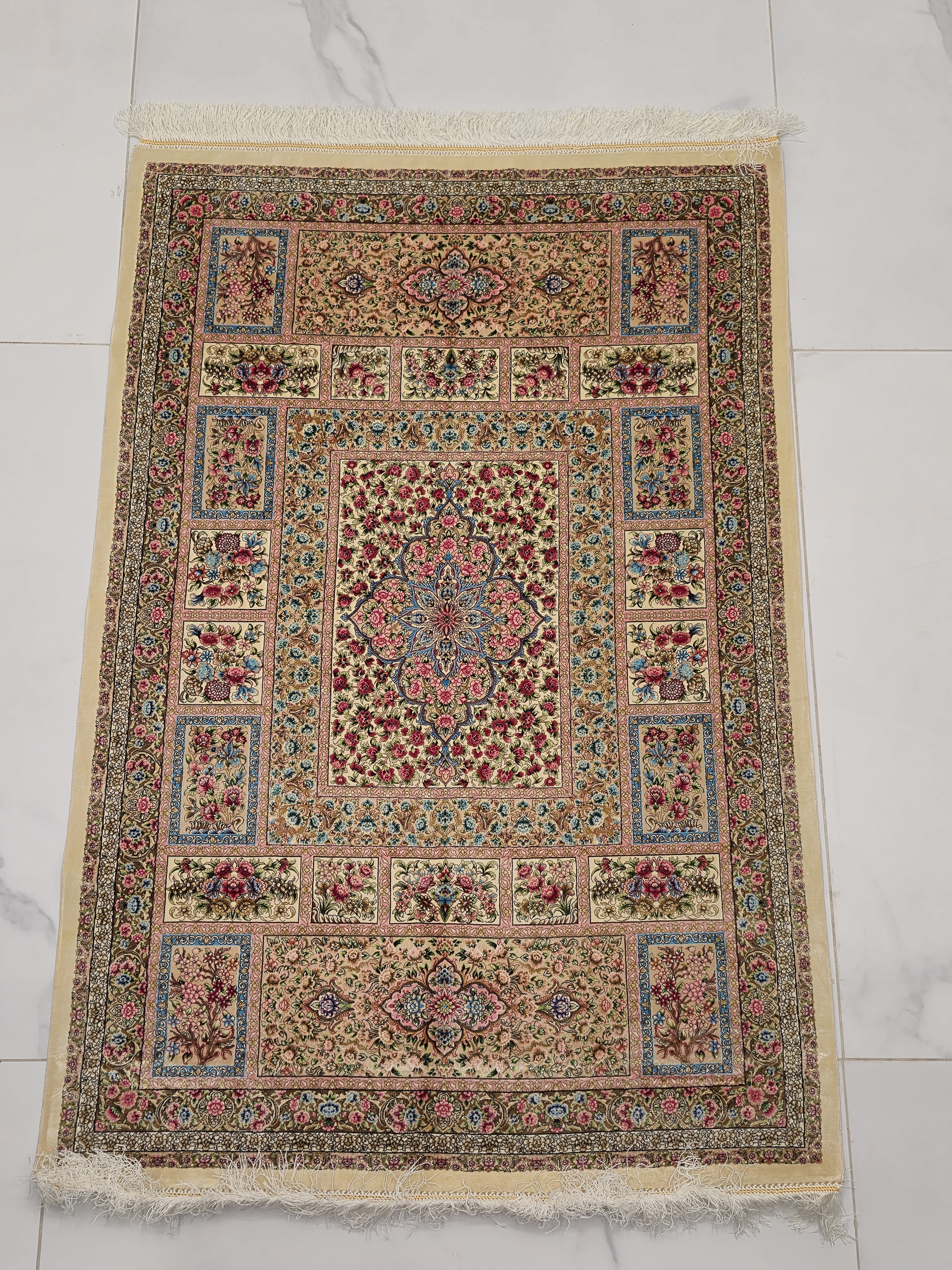 فرش تمام  ابریشم ماشینی ۱۷۰۰ شانه   1در 1.5 طرح پری رخ
