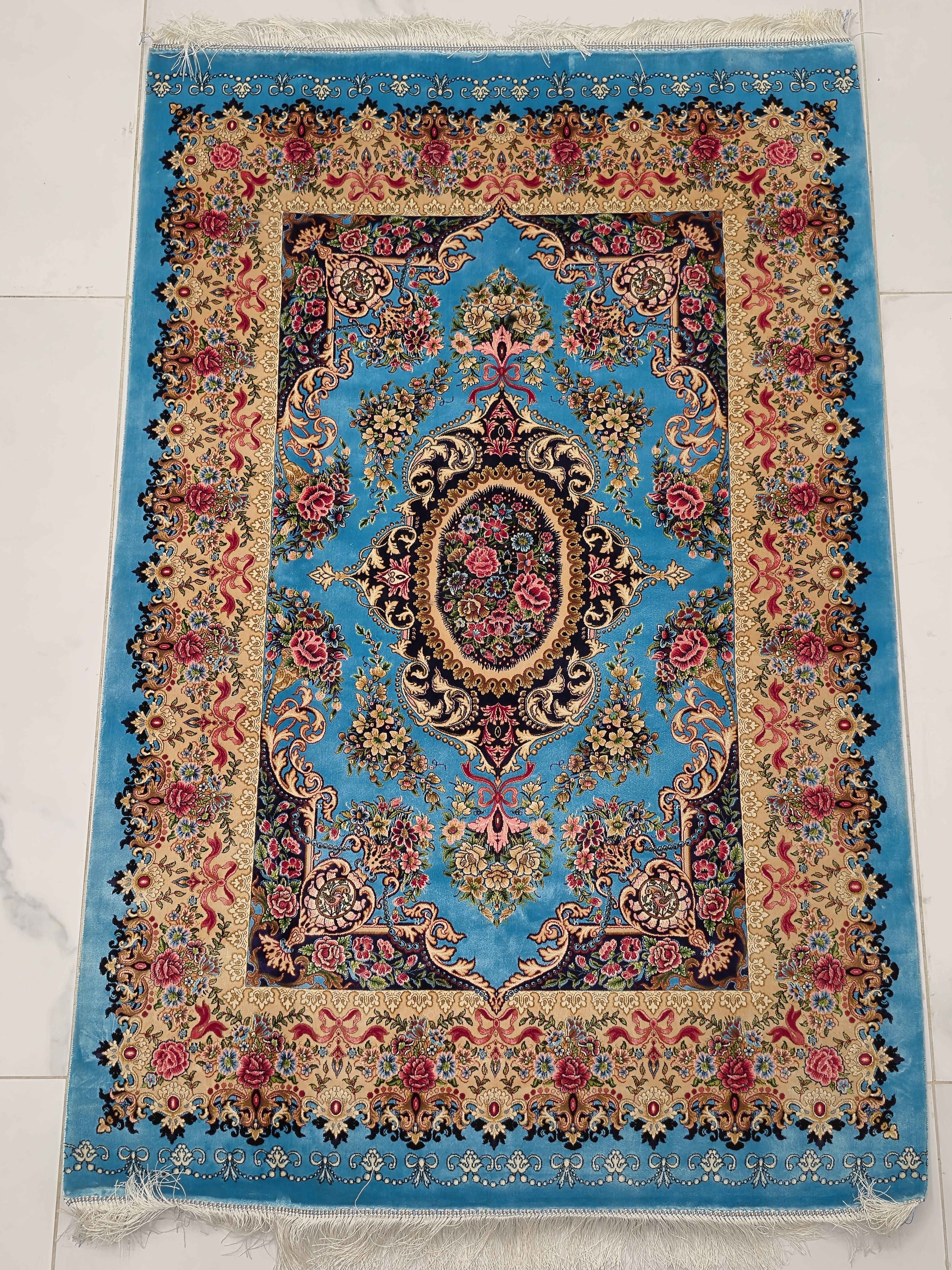 فرش تمام  ابریشم ماشینی ۱۷۰۰ شانه   1در 1.5 طرح رزا