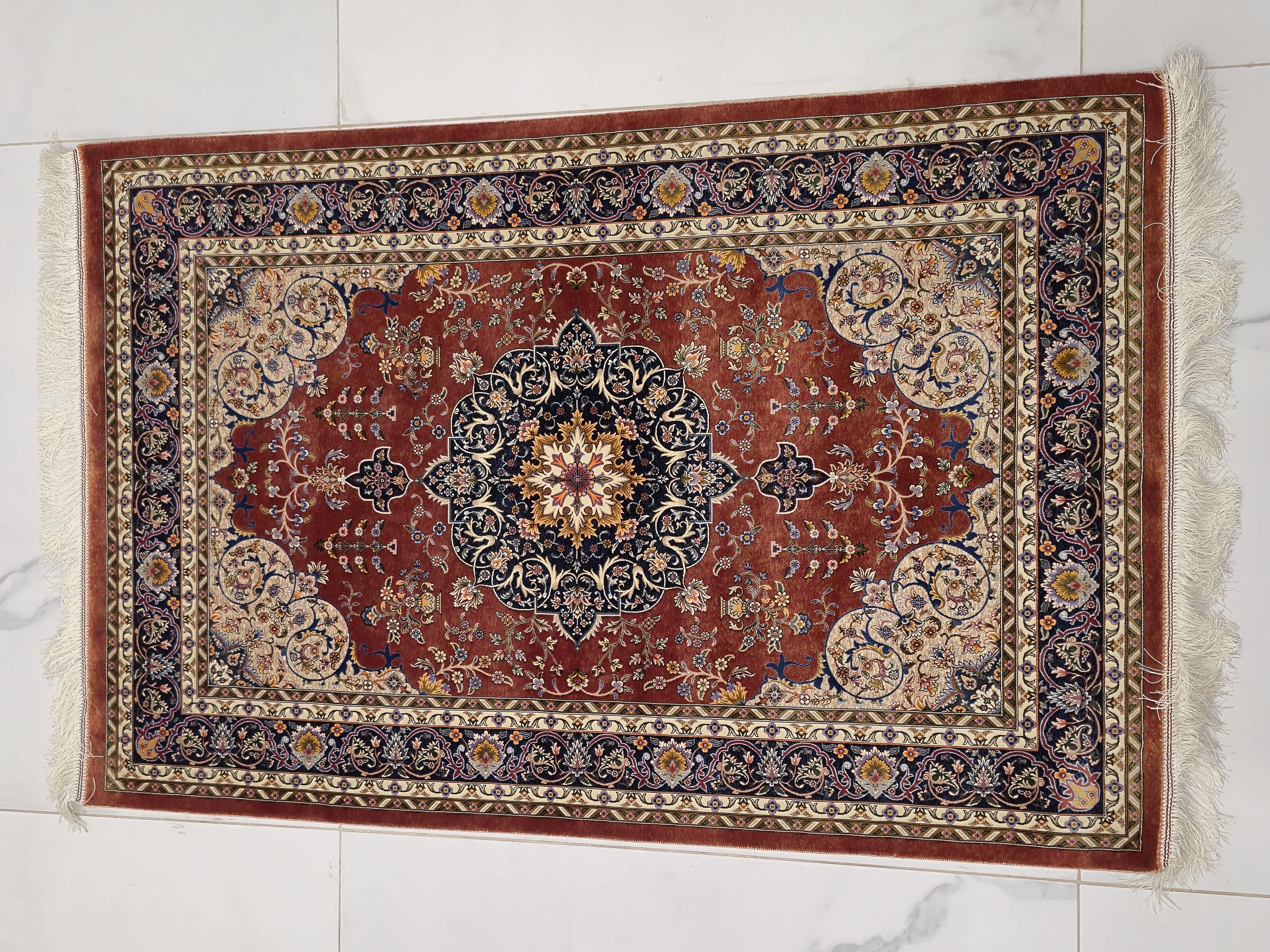 فرش تمام  ابریشم ماشینی ۱۷۰۰ شانه   1در 1.5 طرح ابرش